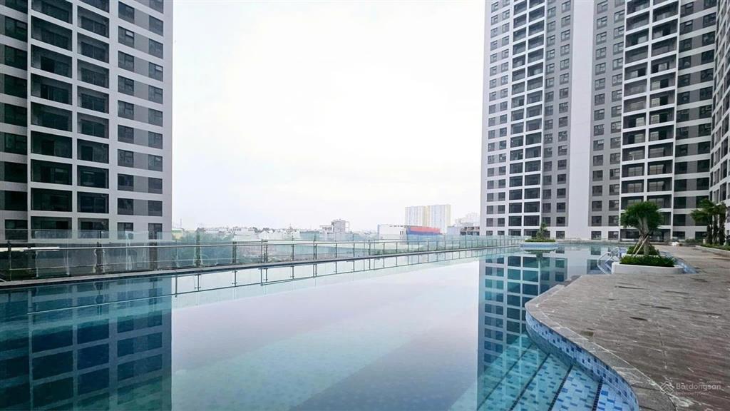 Bán căn studio 1 phòng ngủ, hướng đông nam view hồ bơi, có sổ công chứng ngay.