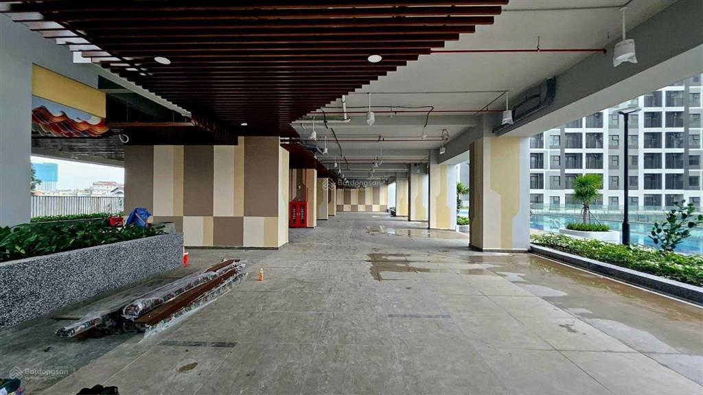 Bán căn studio 1 phòng ngủ, hướng đông nam view hồ bơi, có sổ công chứng ngay.
