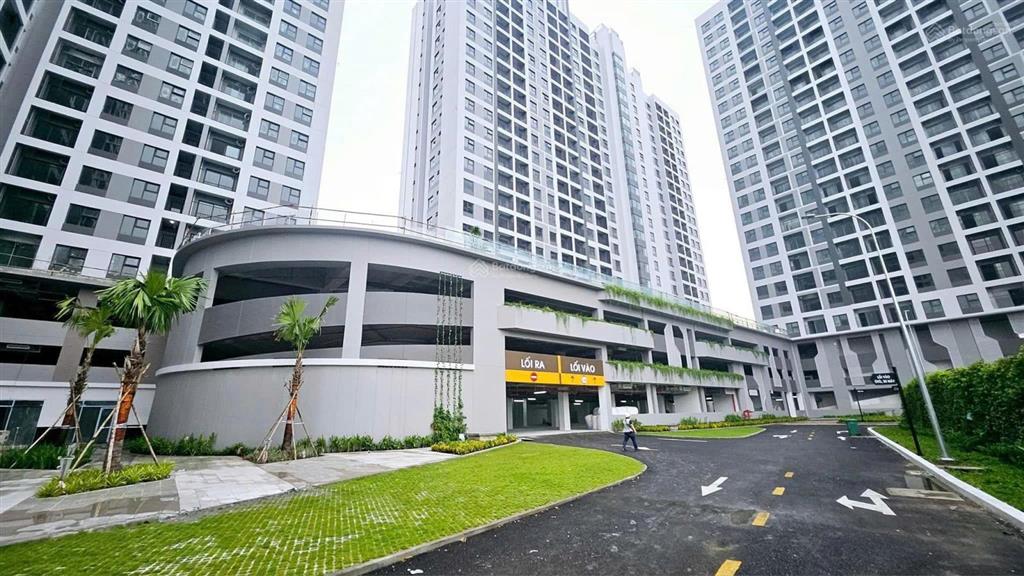 Bán căn studio 1 phòng ngủ, hướng đông nam view hồ bơi, có sổ công chứng ngay.