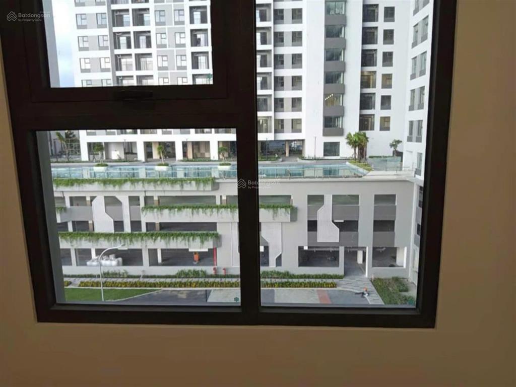 Bán căn studio 1 phòng ngủ, hướng đông nam view hồ bơi, có sổ công chứng ngay.