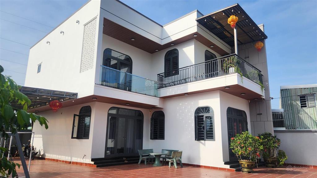 Biệt thự sân vườn 2 tầng, 2 mê đúc đầy đủ công năng 517 m2 đường rộng 5m cách bãi tắm biển 5 km