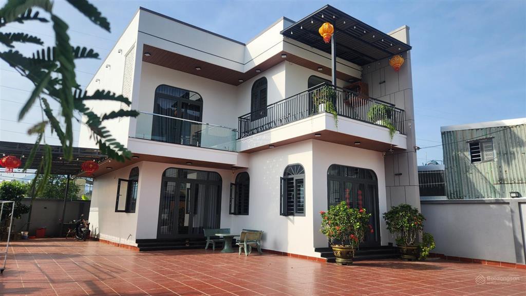 Biệt thự sân vườn 2 tầng, 2 mê đúc đầy đủ công năng 517 m2 đường rộng 5m cách bãi tắm biển 5 km