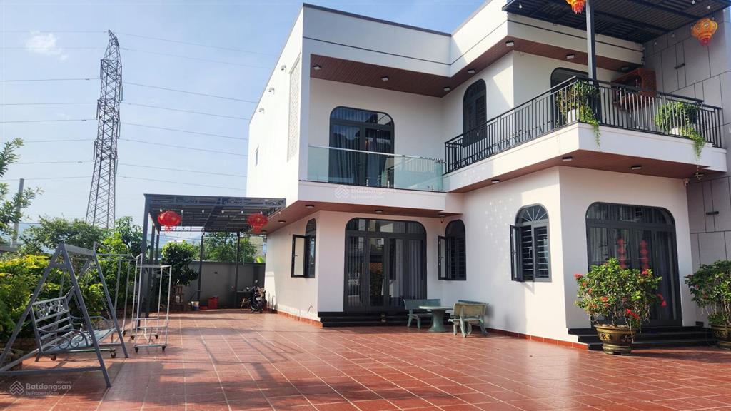 Biệt thự sân vườn 2 tầng, 2 mê đúc đầy đủ công năng 517 m2 đường rộng 5m cách bãi tắm biển 5 km