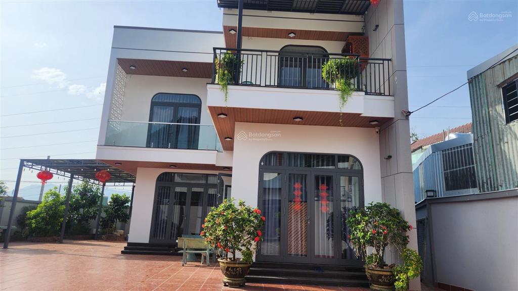 Biệt thự sân vườn 2 tầng, 2 mê đúc đầy đủ công năng 517 m2 đường rộng 5m cách bãi tắm biển 5 km