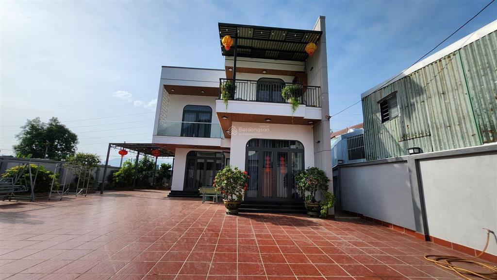 Biệt thự sân vườn 2 tầng, 2 mê đúc đầy đủ công năng 517 m2 đường rộng 5m cách bãi tắm biển 5 km