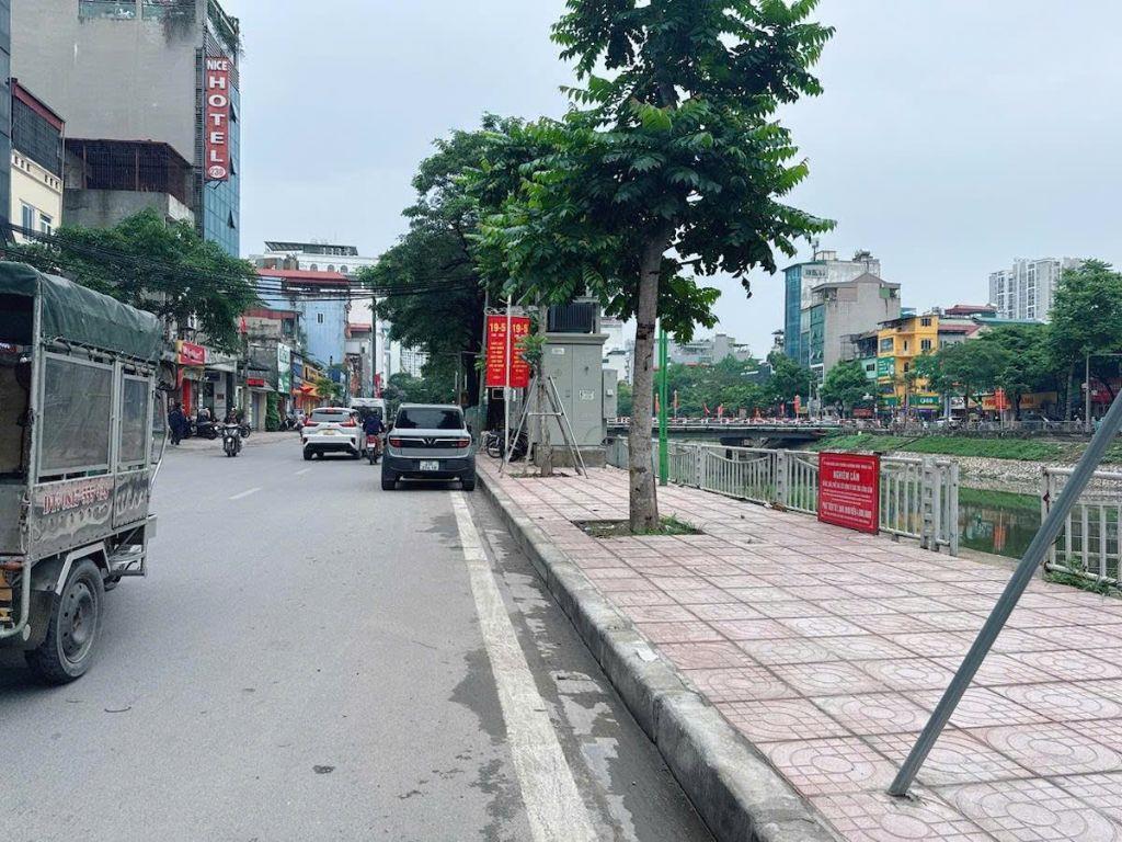 Mặt phố Khương Đình mặt tiền 12m via hè 8m giá 450 triêu/m2. 