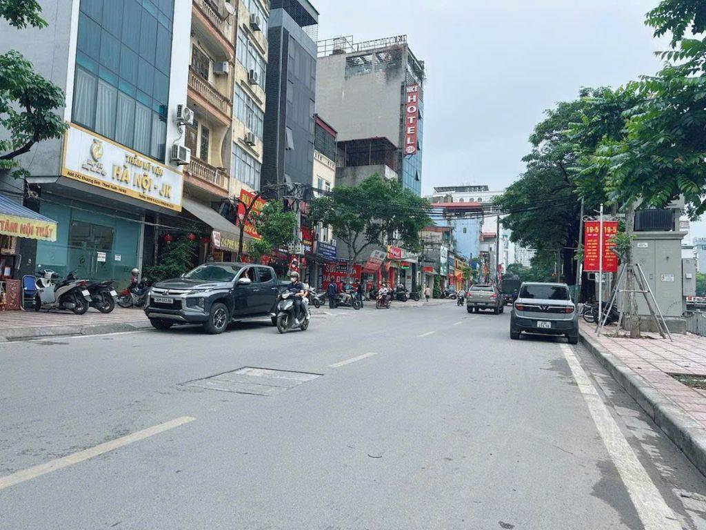 Mặt phố Khương Đình mặt tiền 12m via hè 8m giá 450 triêu/m2. 