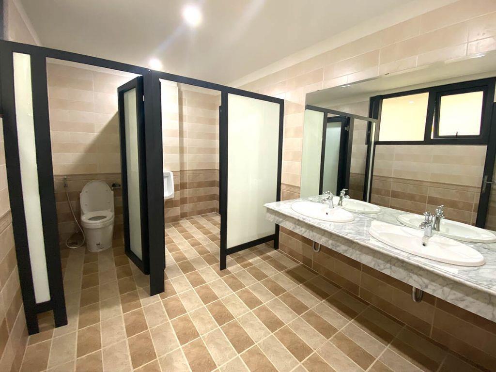 Nhà mới 10 tầng rộng 9m mặt phố Trịnh Công Sơn Tây Hồ 85 tỷ. Tầng hầm rộng thông cho thuê 200 triêu/ tháng. 