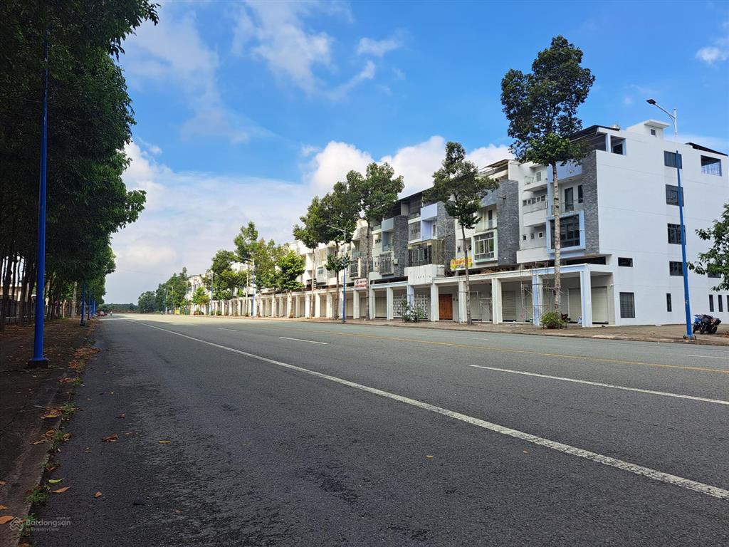 Cho thuê nhà phố 4 lầu. có 2 mặt tiền gồm nhiều phòng có máy lạnh kế siêu thị aeon giá 18tr tháng