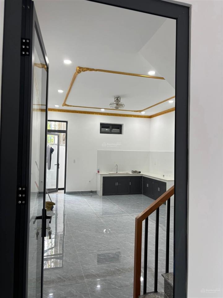 Cho thuê nhà phố 4 lầu. có 2 mặt tiền gồm nhiều phòng có máy lạnh kế siêu thị aeon giá 18tr tháng