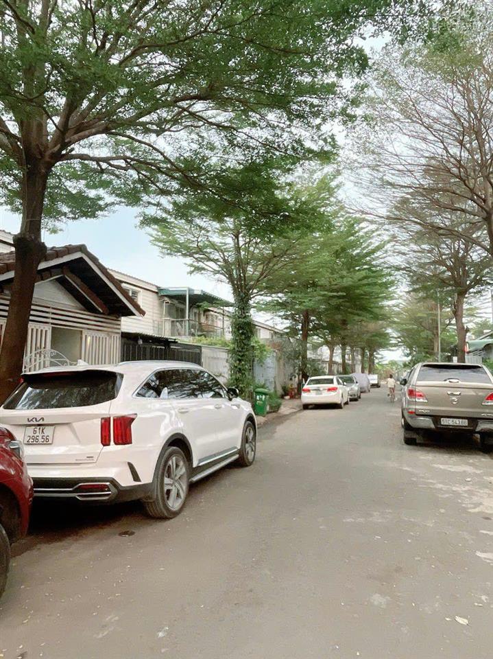 Bán nhà phố ehome 4 gần ca fe hồ bơi 4ty400tr