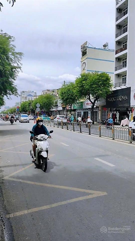 Cho thuê nhà mặt tiền đẹp, 3 lầu trường chinh