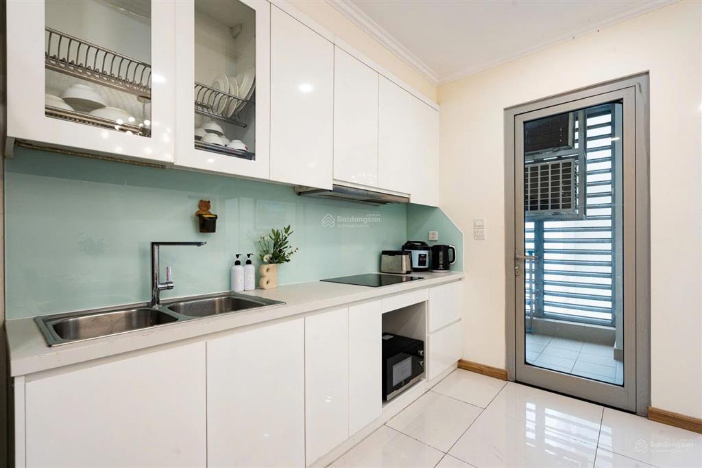 Chủ đi nước ngoài cần cho thuê gấp ch 2pn, 2wc tại vinhomes central park, 18,5 triệu, 82m2, đẹp