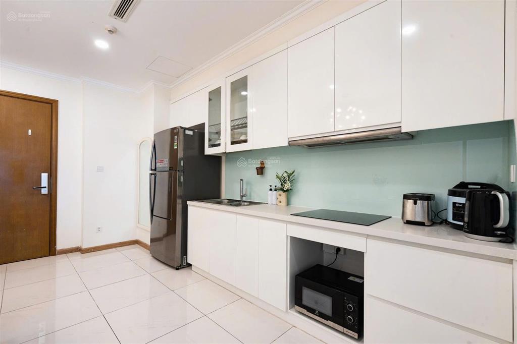 Chủ đi nước ngoài cần cho thuê gấp ch 2pn, 2wc tại vinhomes central park, 18,5 triệu, 82m2, đẹp
