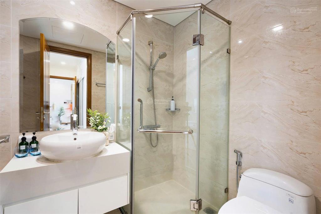 Chủ đi nước ngoài cần cho thuê gấp ch 2pn, 2wc tại vinhomes central park, 18,5 triệu, 82m2, đẹp