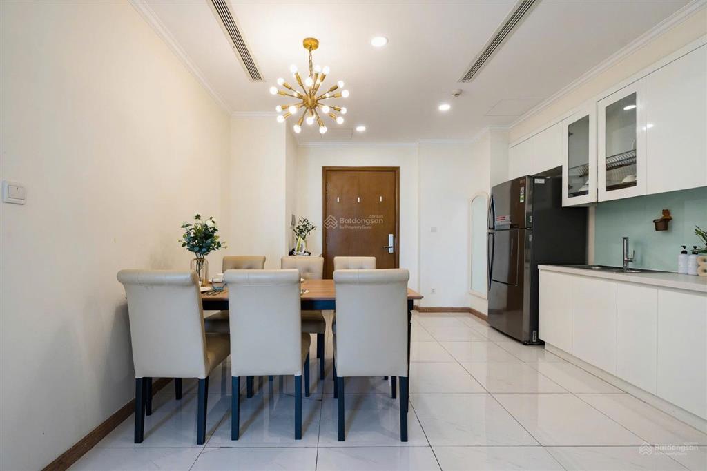 Chủ đi nước ngoài cần cho thuê gấp ch 2pn, 2wc tại vinhomes central park, 18,5 triệu, 82m2, đẹp