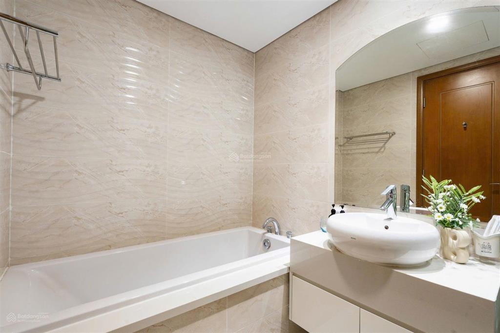 Chủ đi nước ngoài cần cho thuê gấp ch 2pn, 2wc tại vinhomes central park, 18,5 triệu, 82m2, đẹp
