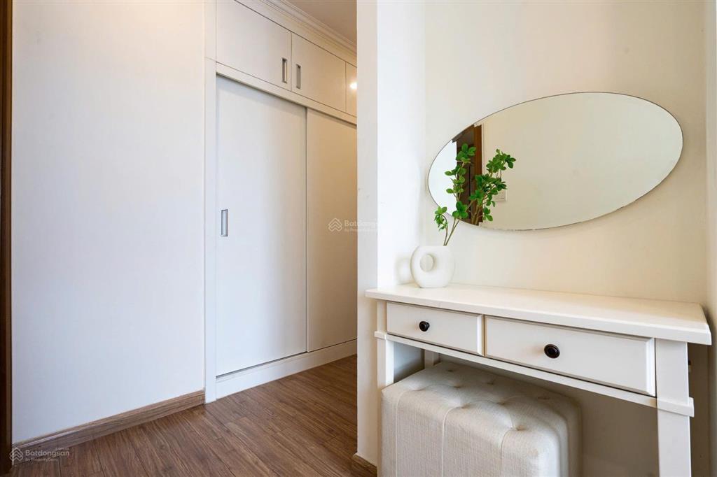 Chủ đi nước ngoài cần cho thuê gấp ch 2pn, 2wc tại vinhomes central park, 18,5 triệu, 82m2, đẹp