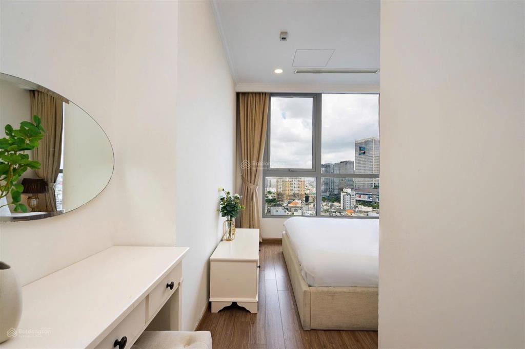 Chủ đi nước ngoài cần cho thuê gấp ch 2pn, 2wc tại vinhomes central park, 18,5 triệu, 82m2, đẹp