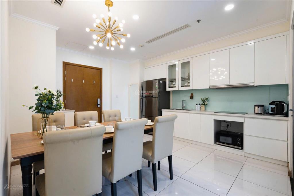 Chủ đi nước ngoài cần cho thuê gấp ch 2pn, 2wc tại vinhomes central park, 18,5 triệu, 82m2, đẹp
