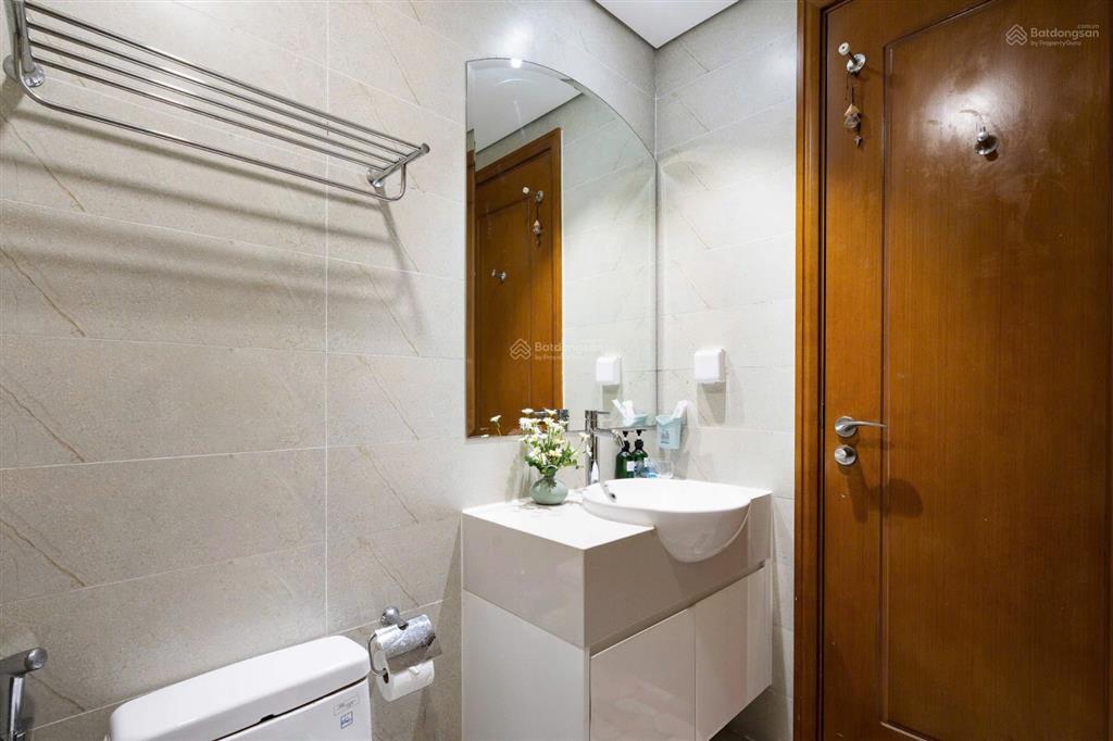 Chủ đi nước ngoài cần cho thuê gấp ch 2pn, 2wc tại vinhomes central park, 18,5 triệu, 82m2, đẹp