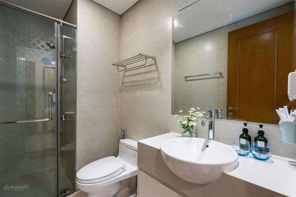 Chủ đi nước ngoài cần cho thuê gấp ch 2pn, 2wc tại vinhomes central park, 18,5 triệu, 82m2, đẹp