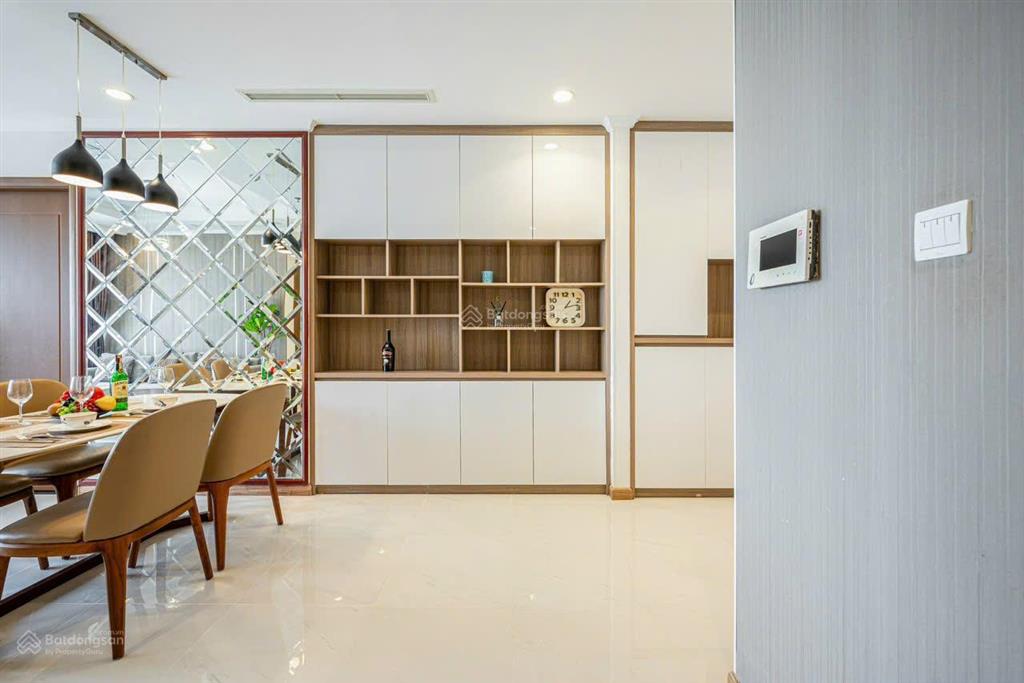 Chủ đi nước ngoài nên để lại cho thuê gấp căn hộ 3pn vinhomes central park giá tốt
