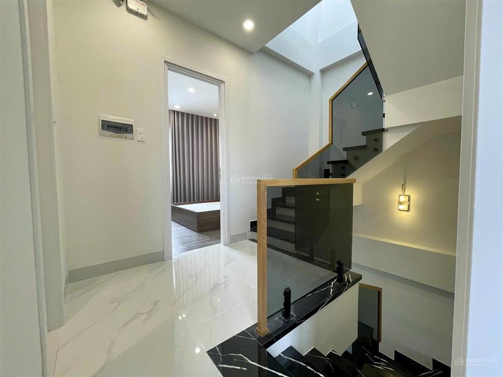 Nhà mới xây cực đẹp 2 mặt tiền đường. ngang 6.5m rộng rãi. có gara oto, tặng full nội thất cao cấp