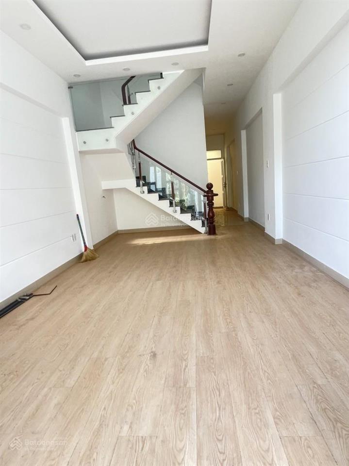 Nhà 3 tầng gần vòng xoay an phú. cách nguyễn thị định 100m. di chuyển cực kỳ thuận tiện q1, cao tốc