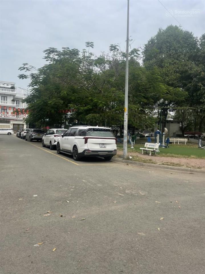 Đất đẹp có công viên trước nhà chỉ nhỉnh hơn 100tr/m2. đường xe hơi tránh nhau ngay bv lê văn thịnh
