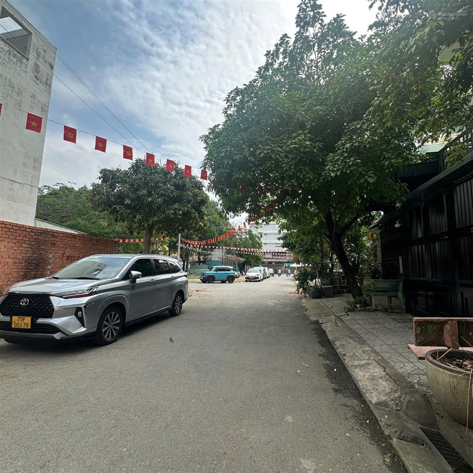 Đất đẹp có công viên trước nhà chỉ 11,5 tỷ. đường xe hơi tránh nhau ngay bv lê văn thịnh
