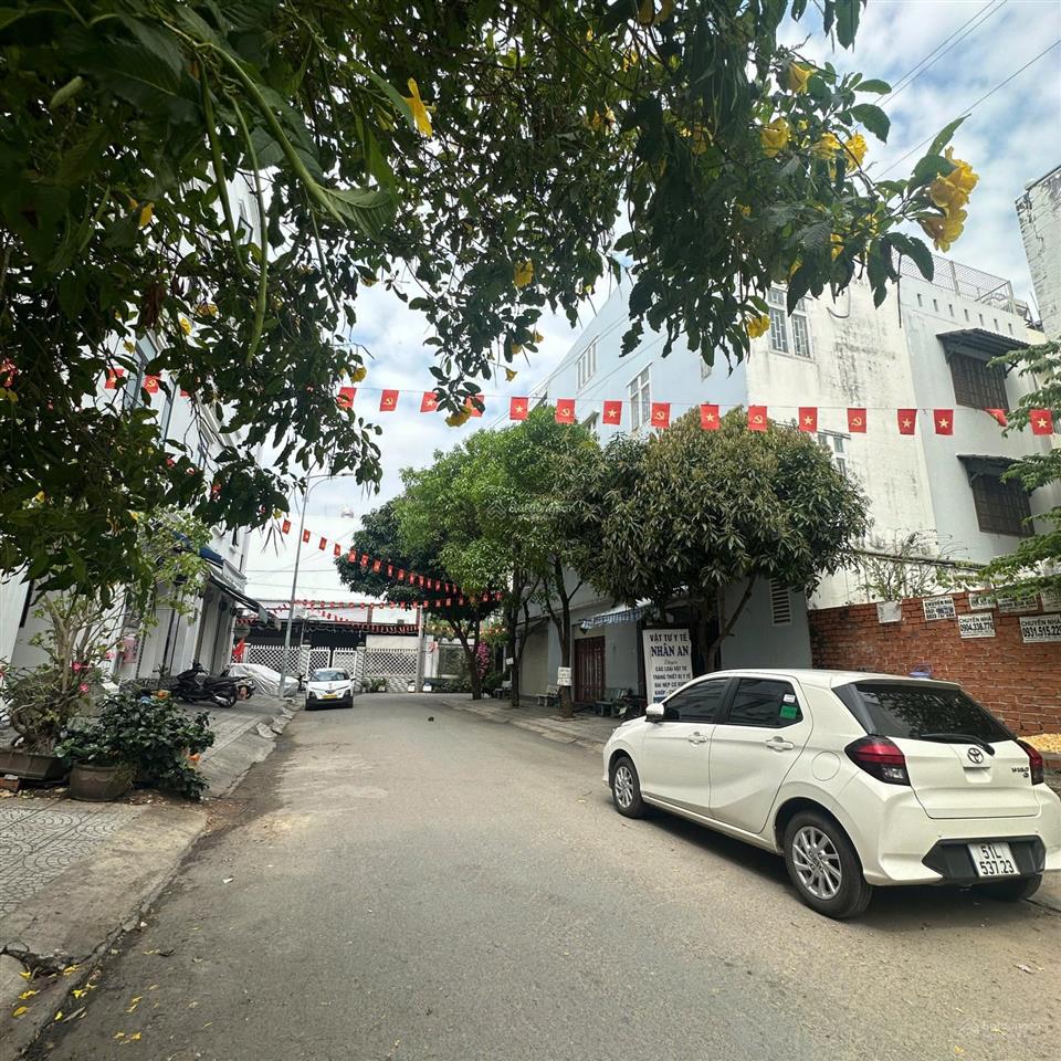 Đất đẹp có công viên trước nhà chỉ nhỉnh hơn 100tr/m2. đường xe hơi tránh nhau ngay bv lê văn thịnh