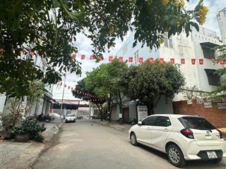 Đất đẹp có công viên trước nhà chỉ nhỉnh hơn 100tr/m2. đường xe hơi tránh nhau ngay bv lê văn thịnh