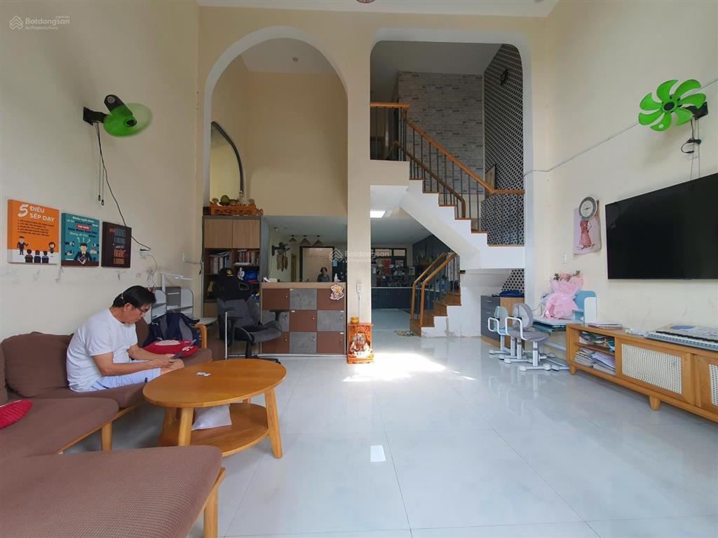 Nhà đẹp ngang 7m dài 17m. giá hiếm có chỉ hơn 8 tỷ tại trung tâm quận 2. xe hơi đậu trong nhà