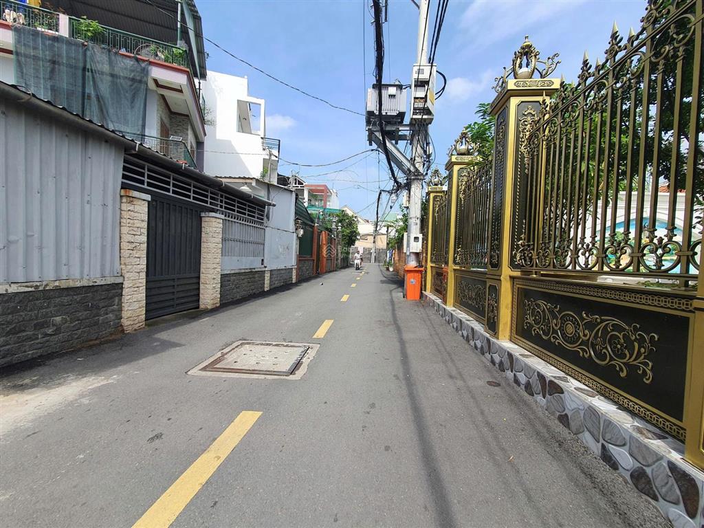 Nhà đẹp ngang 7m dài 17m. giá hiếm có chỉ hơn 8 tỷ tại trung tâm quận 2. xe hơi đậu trong nhà