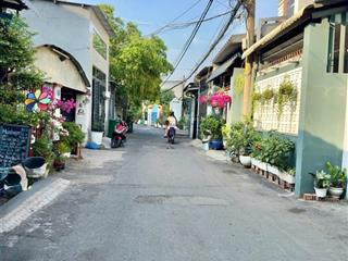 Nhà 3 tầng mặt tiền đường lớn xe hơi thông thoáng. xe 16 chỗ đậu trong nhà. sổ hoàn công đầy đủ