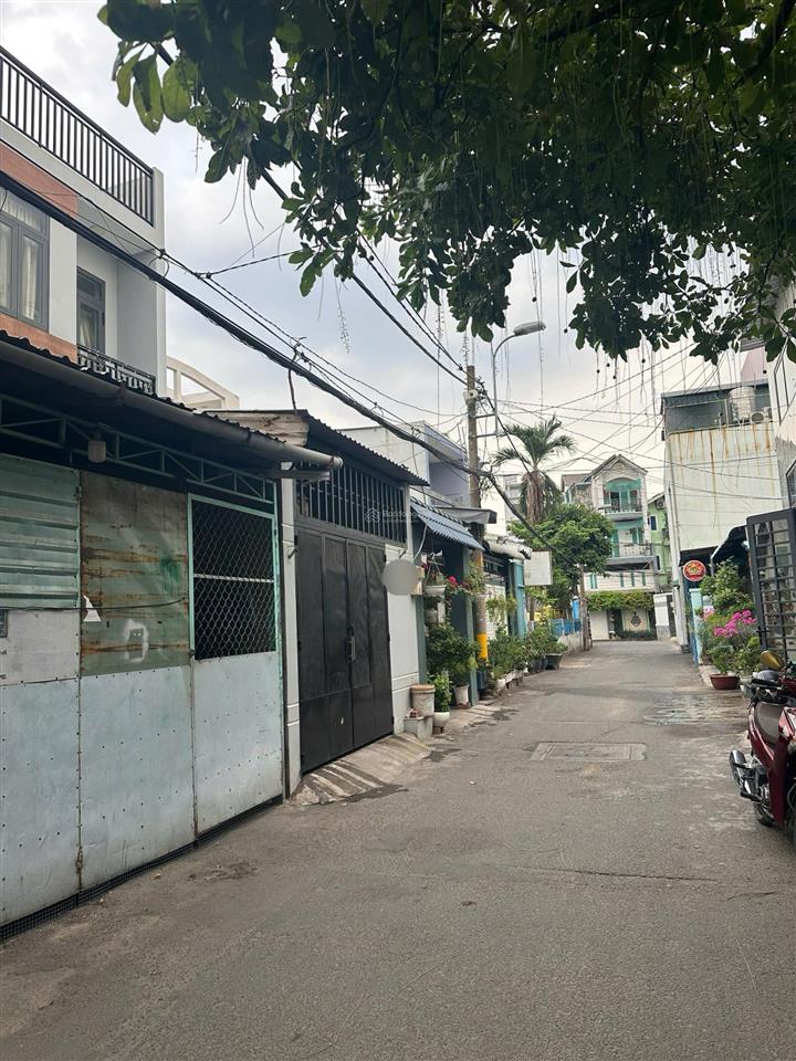 Nhà 3 tầng mặt tiền đường lớn xe hơi thông thoáng. xe 16 chỗ đậu trong nhà. sổ hoàn công đầy đủ