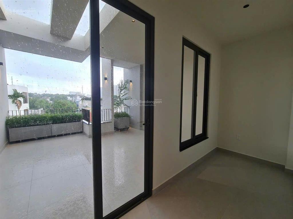 Nhà 3 tầng mới tinh. ngang hơn 5m rộng rãi. tặng full nội thất cao cấp. cách vòng xoay an phú 100m