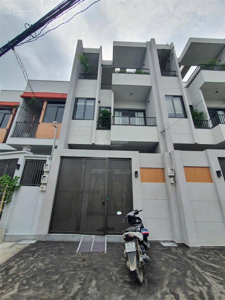 Nhà 3 tầng mới tinh. ngang hơn 5m rộng rãi. tặng full nội thất cao cấp. cách vòng xoay an phú 100m