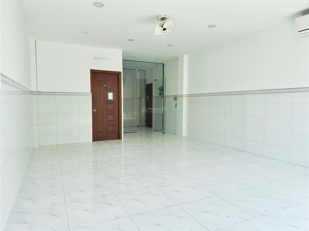 Cho thuê văn phòng kinh doanh q2, gần ubnd q2. đường lớn 12m, có hầm để xe, thang máy, wc riêng