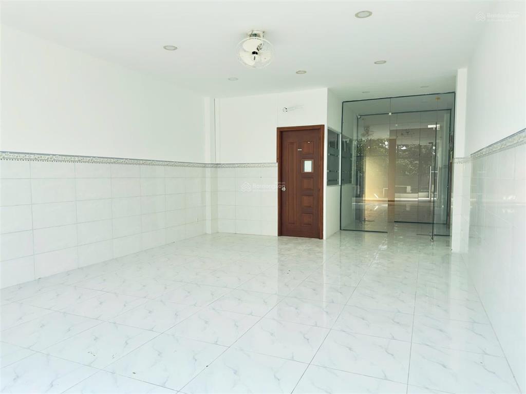 Cho thuê văn phòng kinh doanh q2, gần ubnd q2. đường lớn 12m, có hầm để xe, thang máy, wc riêng