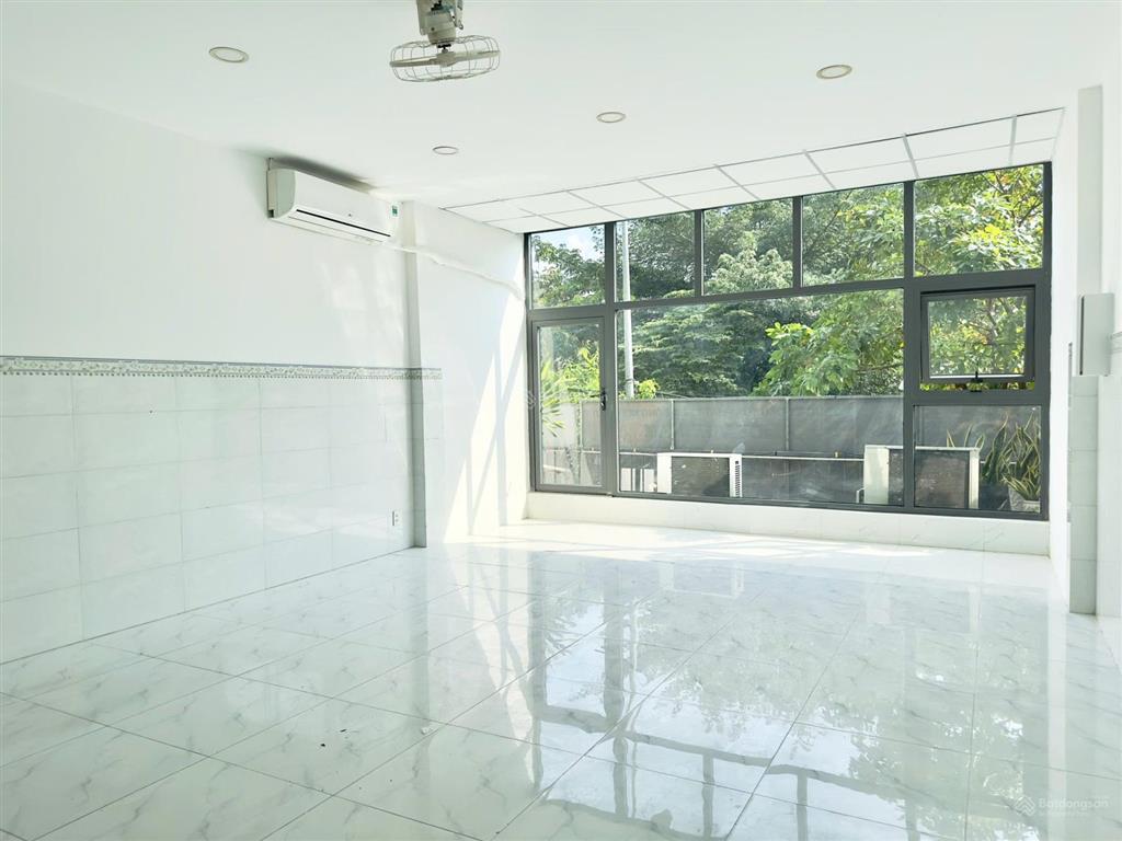 Cho thuê văn phòng kinh doanh q2, gần ubnd q2. đường lớn 12m, có hầm để xe, thang máy, wc riêng