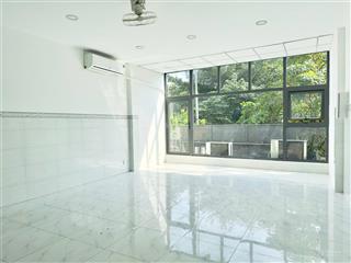 Cho thuê văn phòng kinh doanh q2, gần ubnd q2. đường lớn 12m, có hầm để xe, thang máy, wc riêng