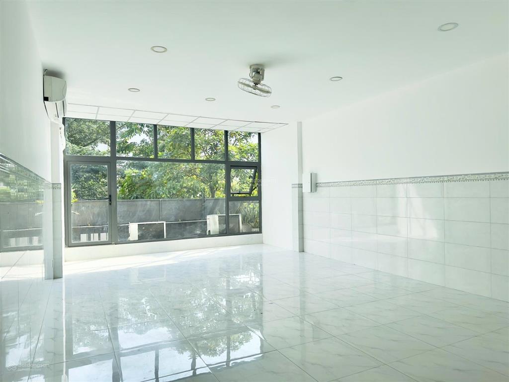 Cho thuê văn phòng kinh doanh q2, gần ubnd q2. đường lớn 12m, có hầm để xe, thang máy, wc riêng