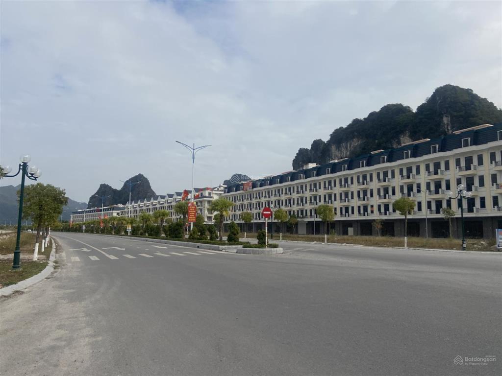 Bán shophouse đại lộ 58m vân đồn, cảng quốc tế ao tiên, dt 120,78m2 xây 5 tầng, sổ đỏ giá 9,6 tỷ