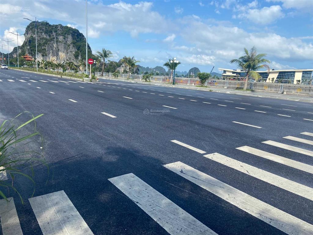 Lô góc kinh doanh 2 mt trục chính cảng quốc tế ao tiên, đường 48m, dt 685m2, đông nam, giá 70 tr/m2