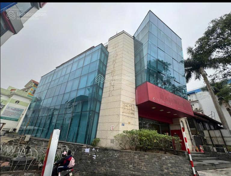Cần cho thuê tòa nhà phố căn góc 2 mặt tiền phố lạc long quân view hồ tây, hà nội.