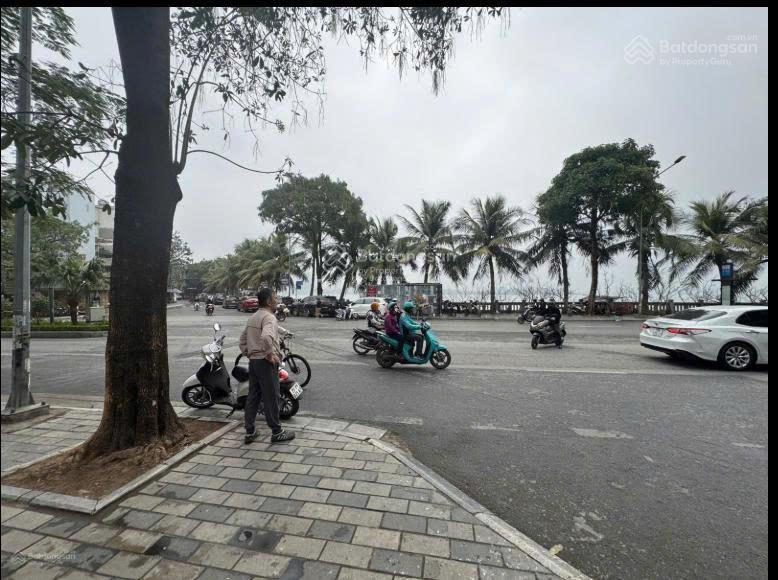 Cần cho thuê tòa nhà phố căn góc 2 mặt tiền phố lạc long quân view hồ tây, hà nội.