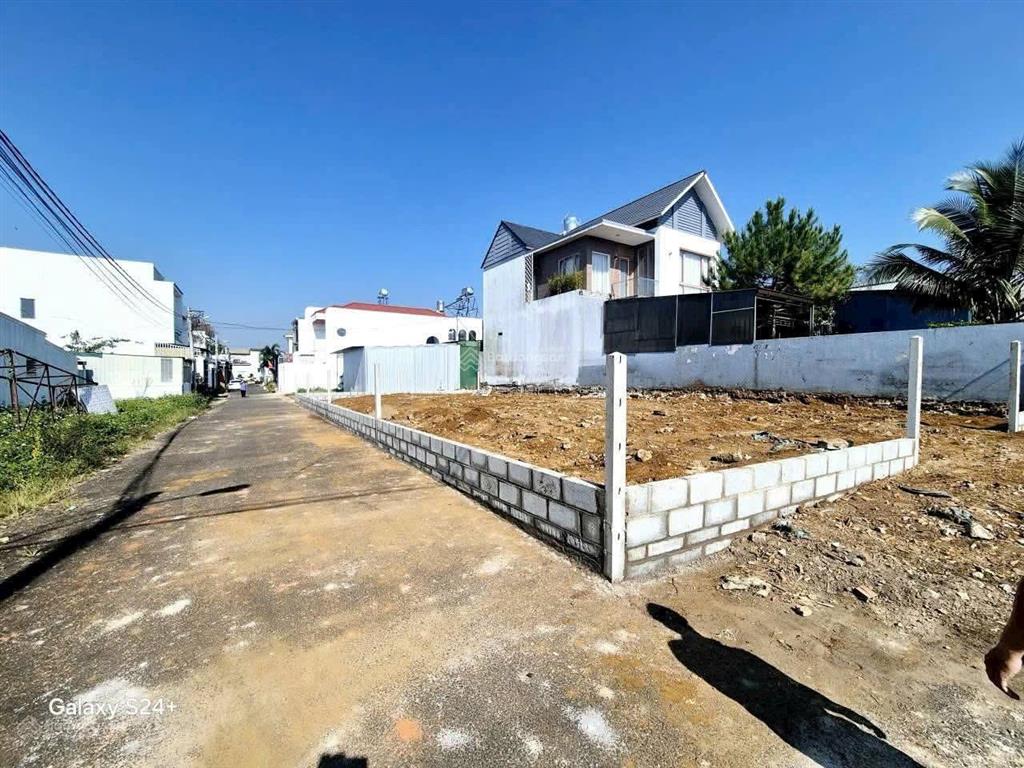 Đất đẹp trung tâm bảo lộc lô góc 2 mặt tiền nhựa 313m2 có 197m2 đất đô thị thích hợp làm nhà ạ