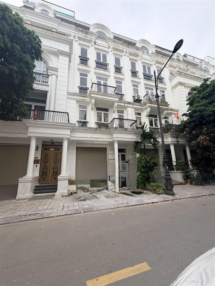 Chính chủ gửi bán căn liền kề louis giá cực tốt có sổ đỏ giá rẻ 24,5 tỷ.  0963 689 ***